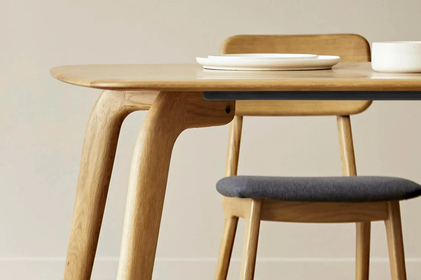 Vincent Solid Oak Dining Table – Modern Curved Edge Design for Contemporary Spaces